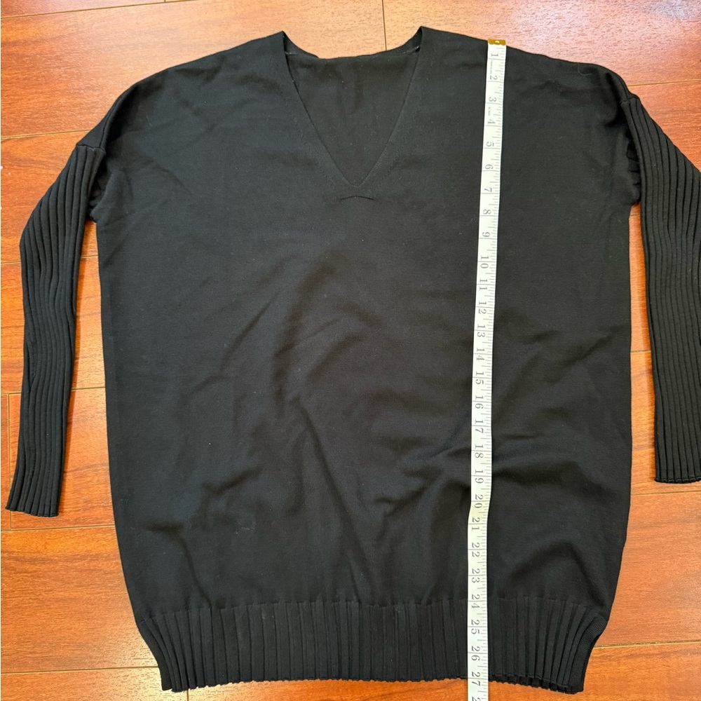 Black V-Neck Sweater with Relaxed Fit and Ribbed Sleeves - Picture 5 of 9